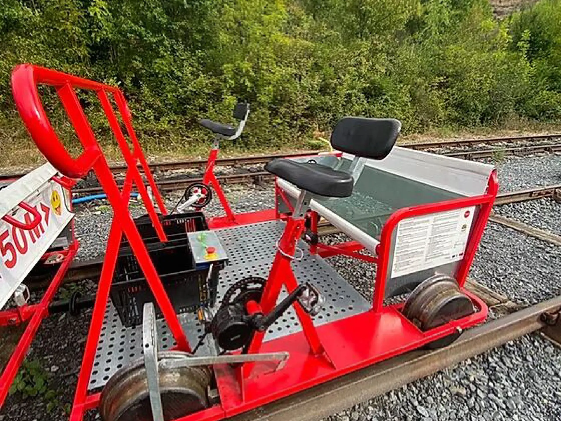 photo vélo rail du train rouge