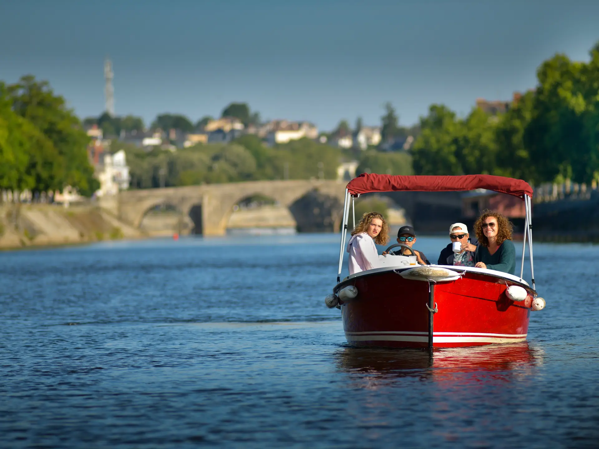 Location de bateau électrique à Laval ©Pascal Beltrami-Laval Tourisme