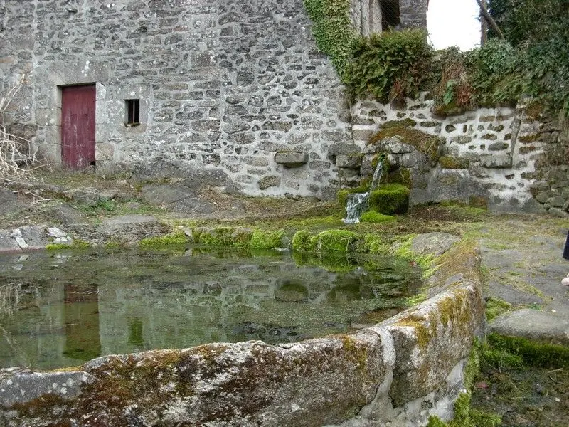 Fontaine-lavoir du Mas-Barbu_1