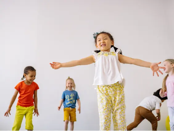 Danse joyeuse enfants