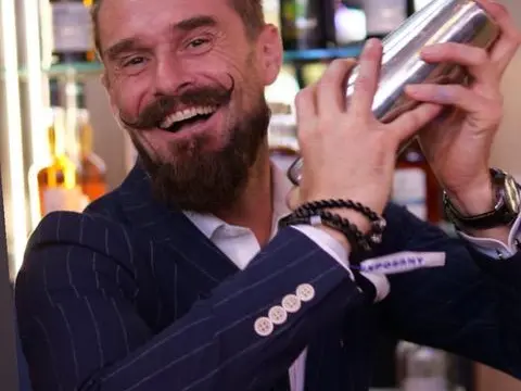 Guillaume Six bartending