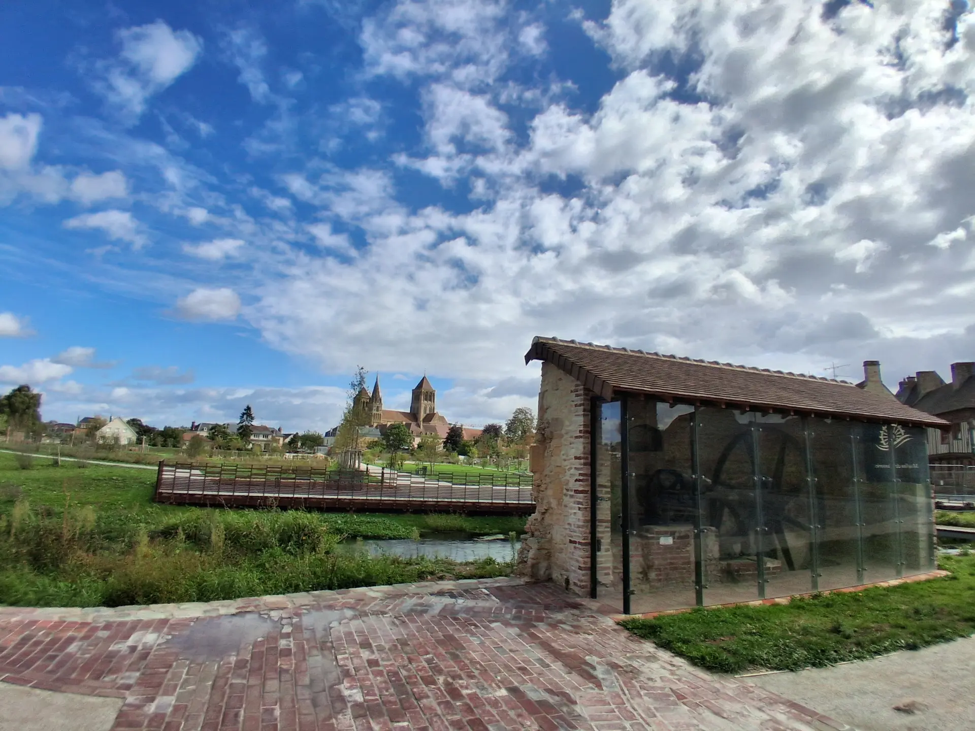Vue sur une roue des moulins et le parc des Tanneries