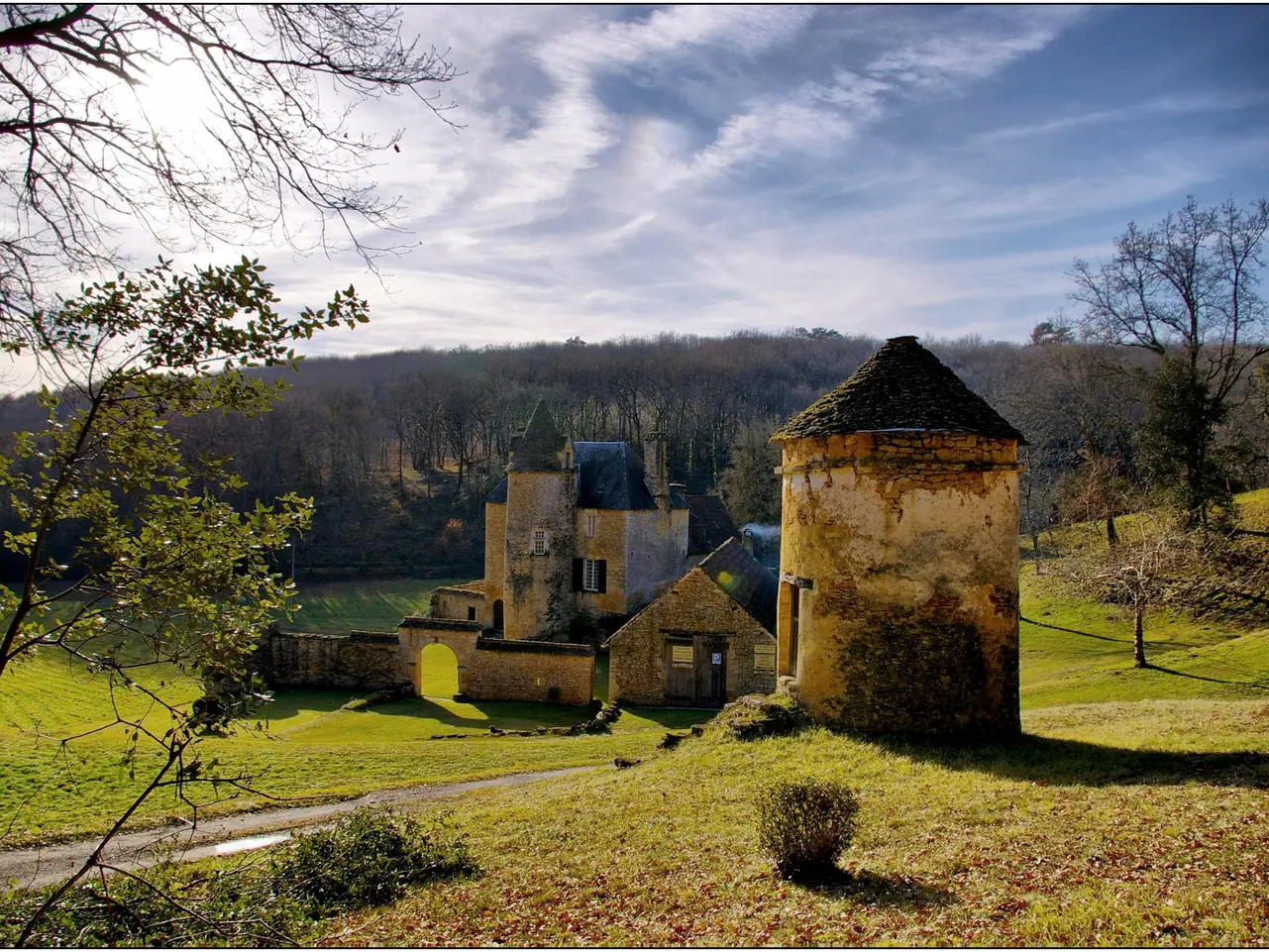PROISSANS Dordogne Manoir du Cluzeau et pigeonnier