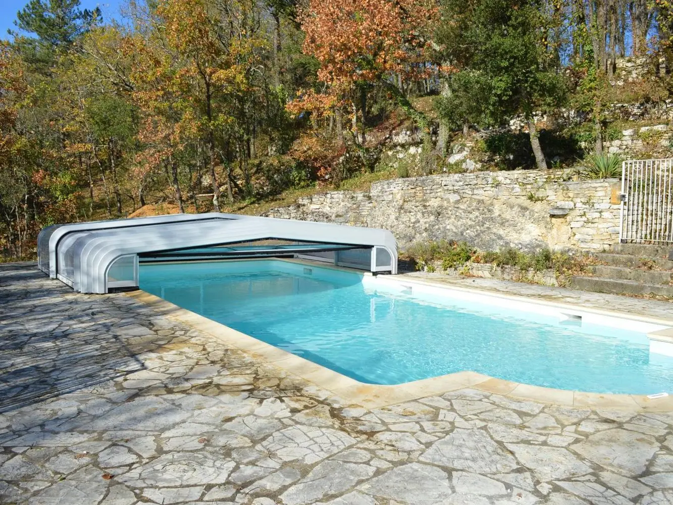 Piscine partagée gite la Valade