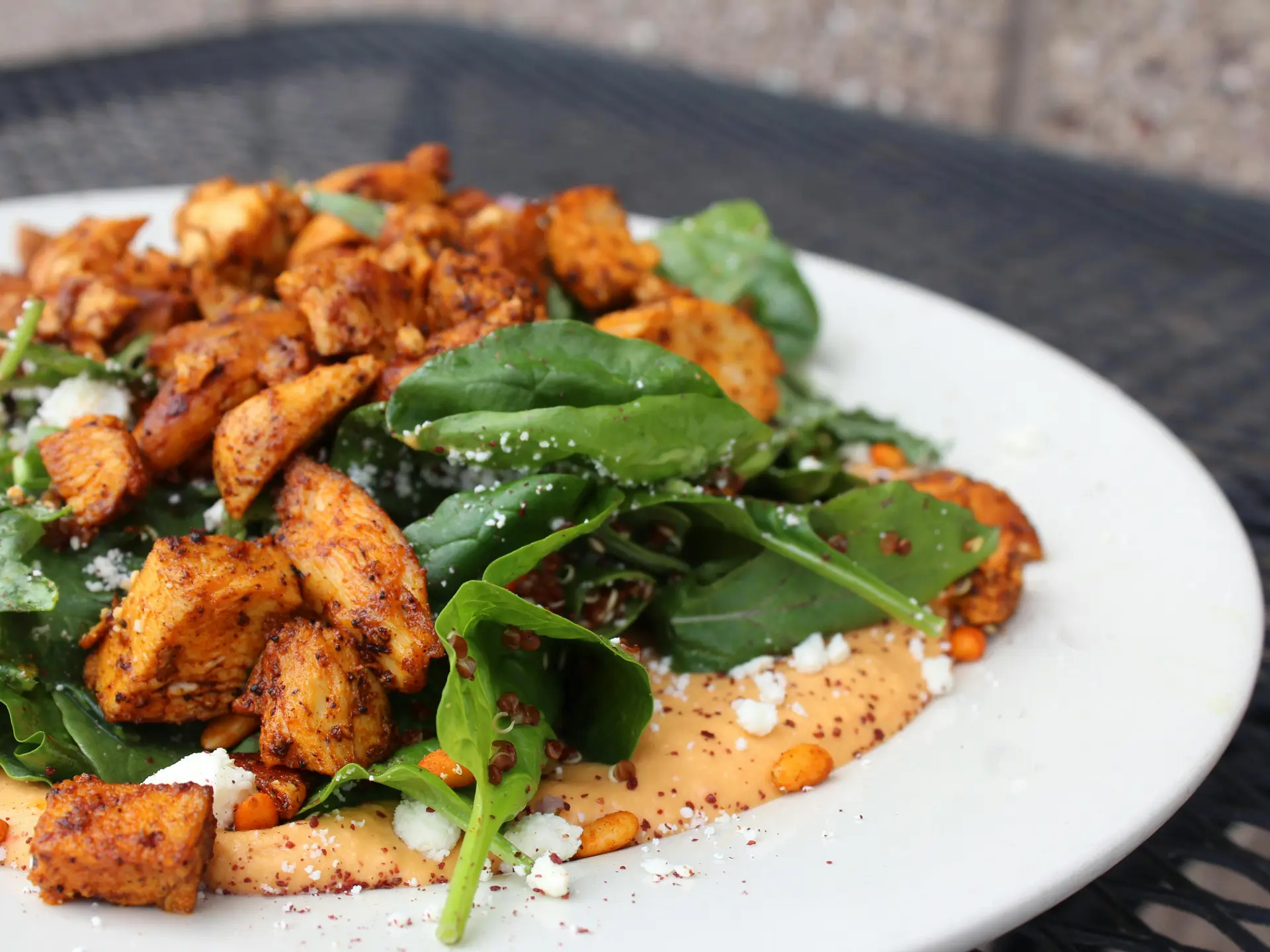 Poulet curry et épinard en salade