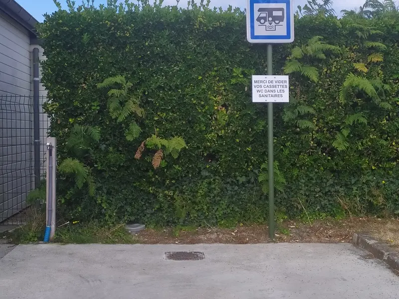 LOC Borne de service Parking du cimetière