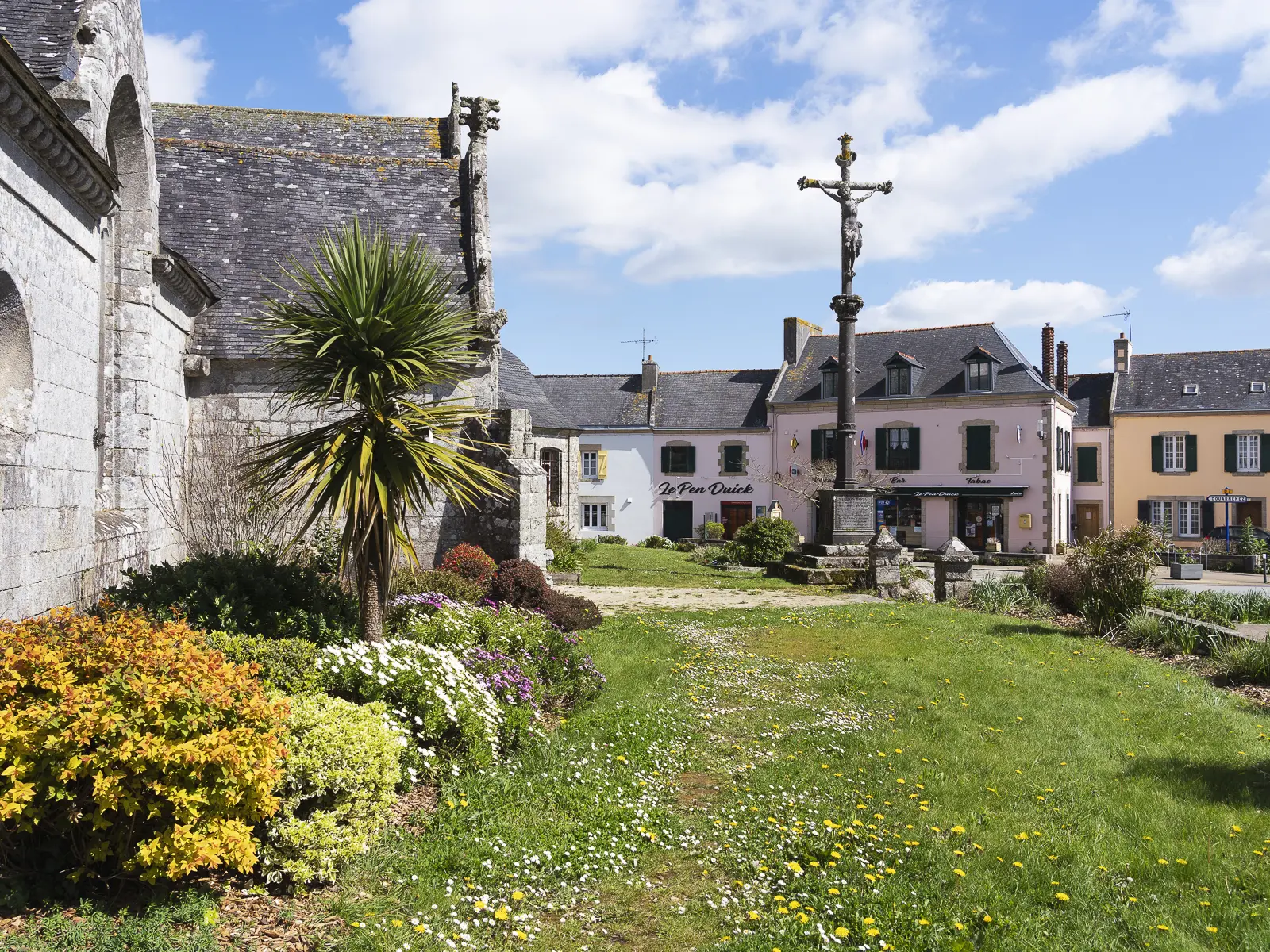 Le bourg de Poullan sur Mer