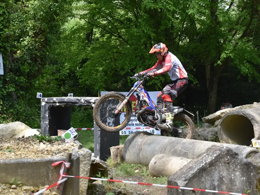 Compétition motos trial