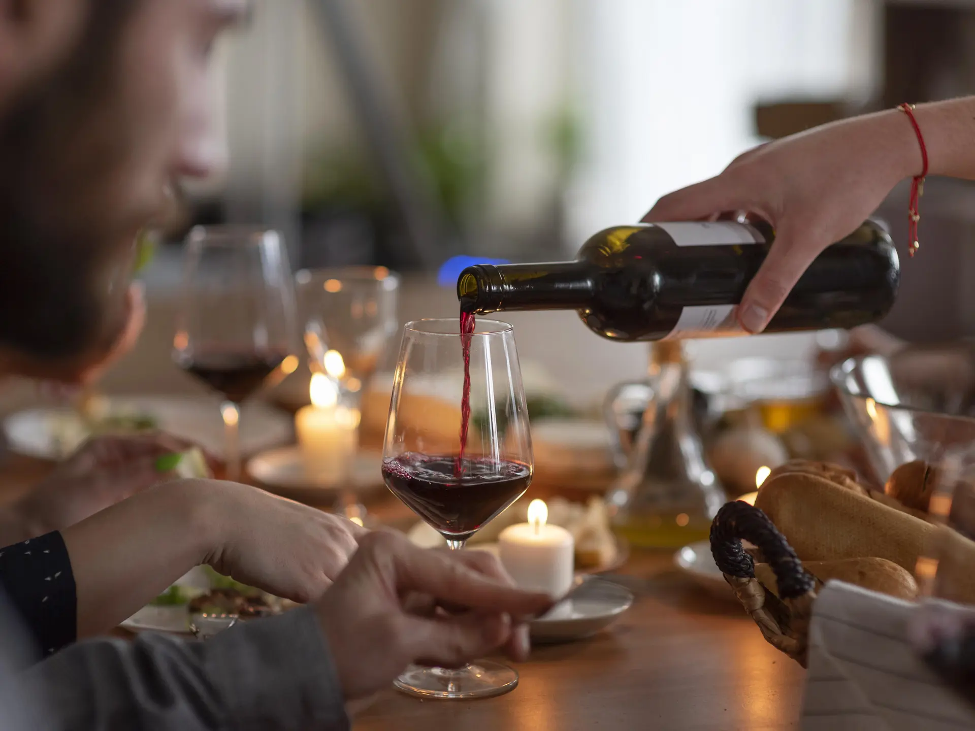 delicieux-repas-pour-les-meilleurs-amis-qui-passent-du-temps-ensemble