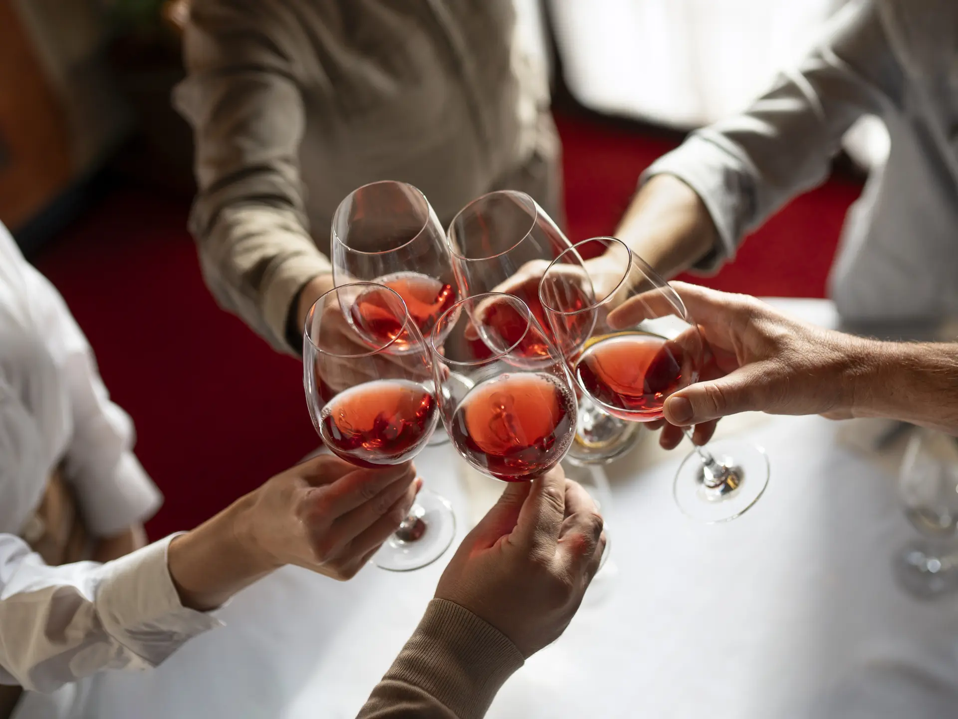des-gens-qui-dinent-dans-des-restaurants-luxueux