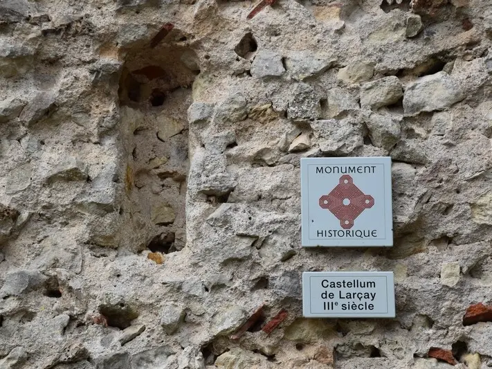 Castellum Monument Historique Larcay