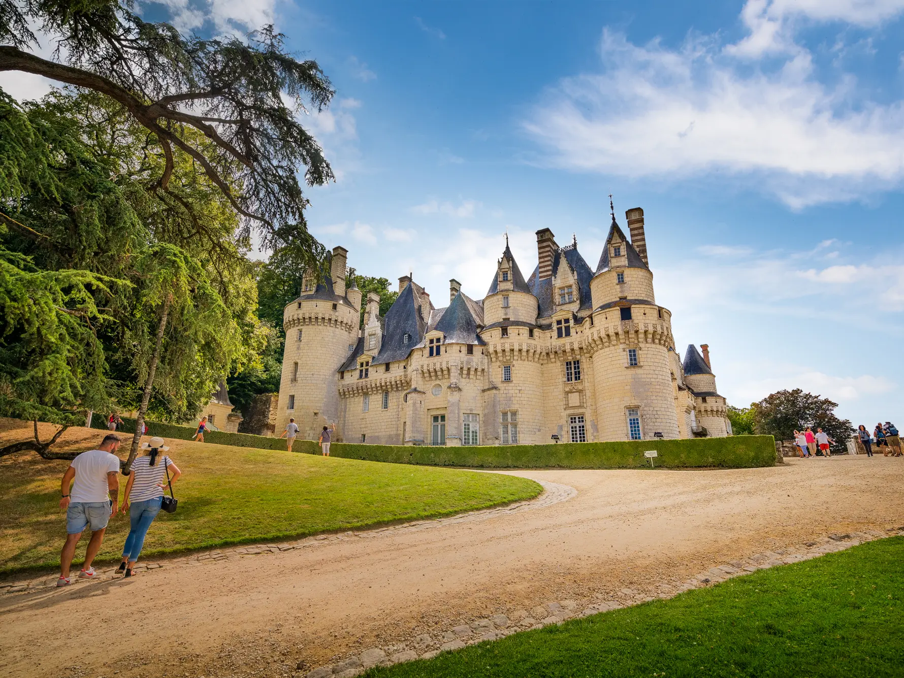 Rigné-Ussé - Chateau Usse - Extérieur allée gens 3 - ADT Touraine - JC Coutand - 2029
