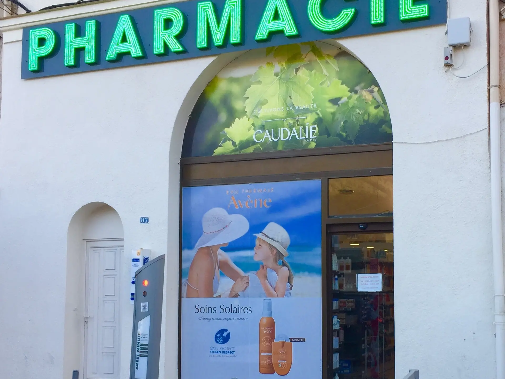pharmacie-bonifacio-port-devanture