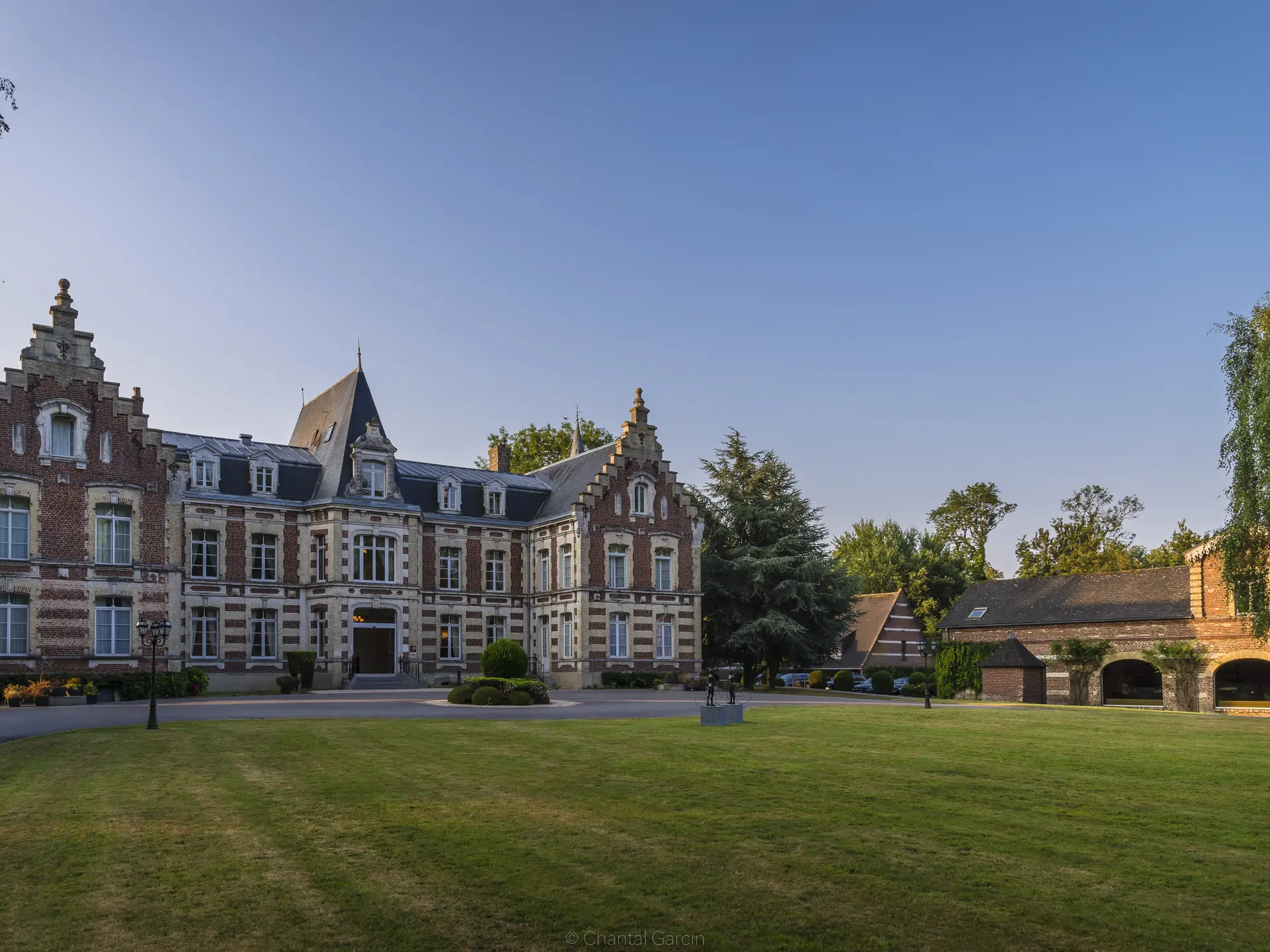 Najeti-Hotel-Chateau-Tilques-Facade-entree