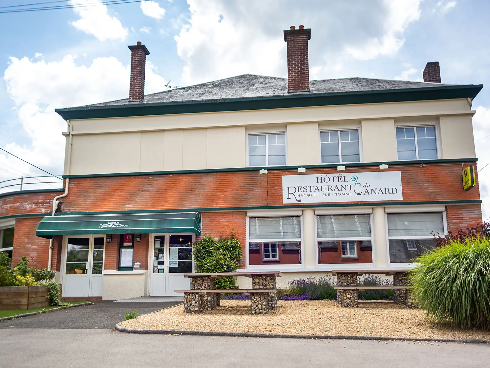HOTPIC080FS0004M_Hôtel restaurant du Canard_facade_Hangest sur Somme_Somme_HDF