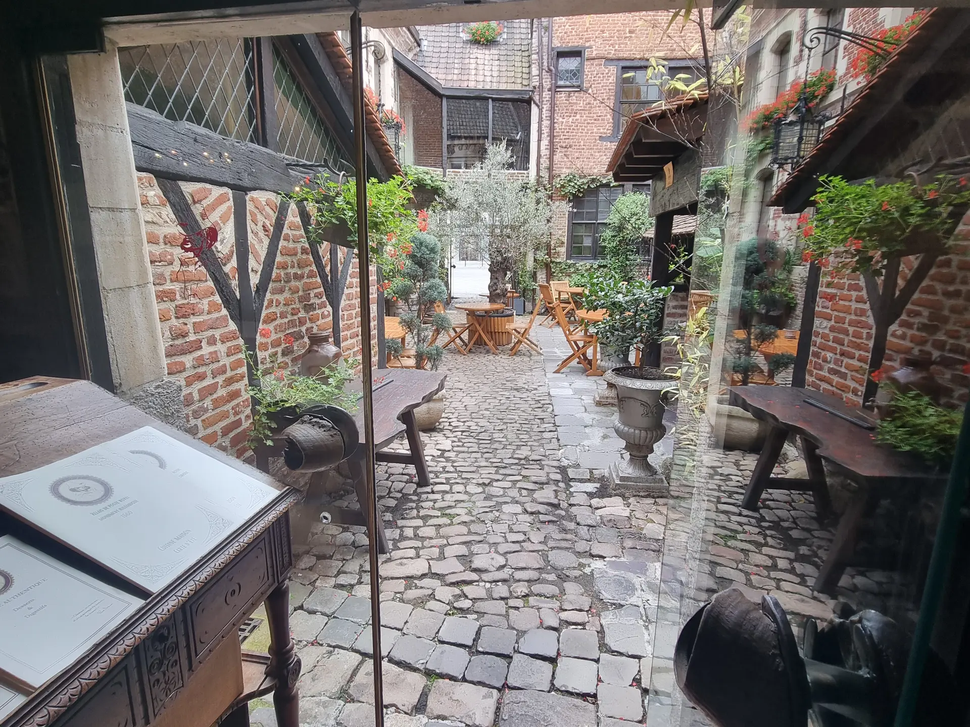 RestaurantAubergeBonFermier–Cour_VictorMichel