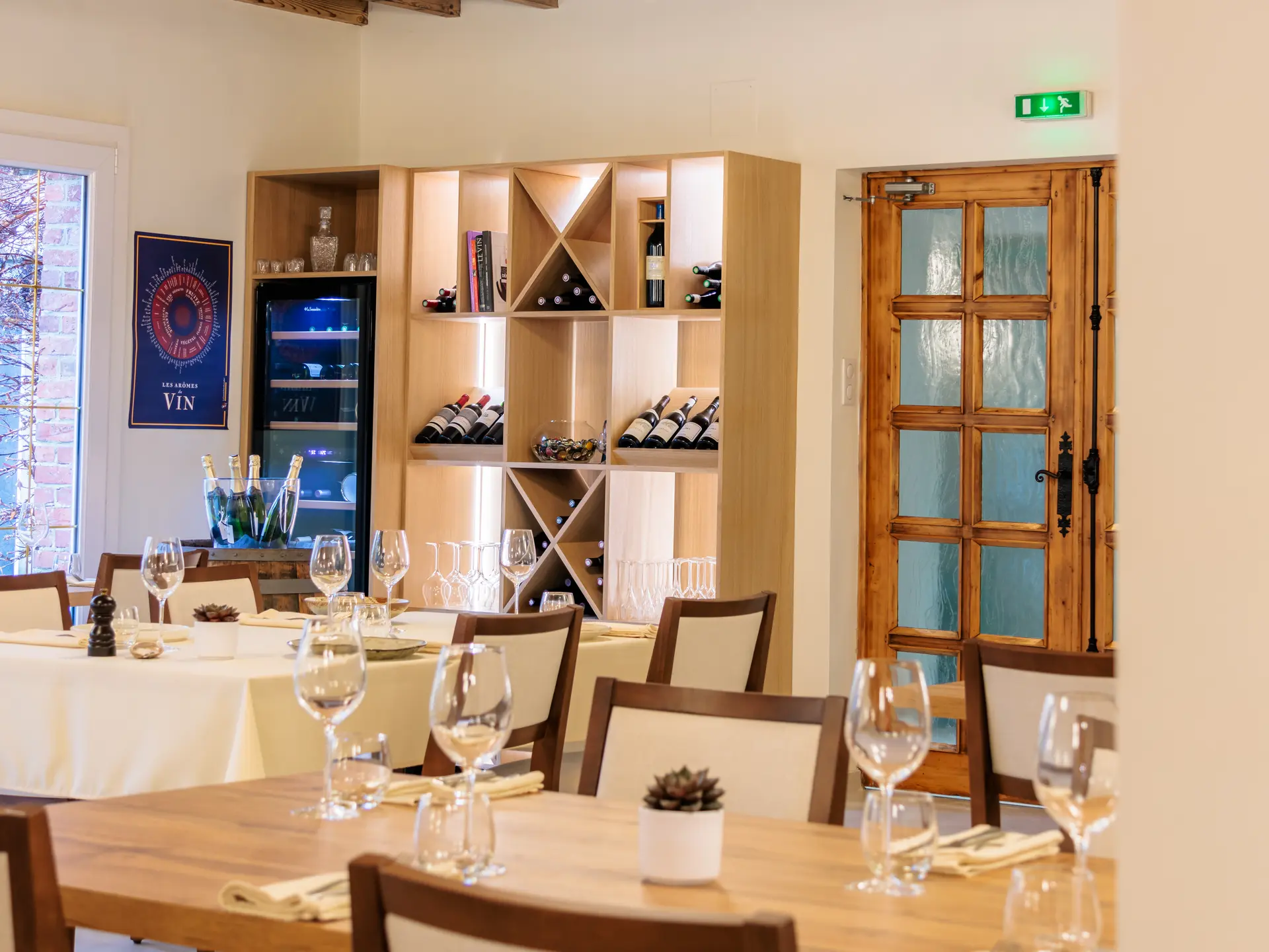 Table dressée et cave à vin