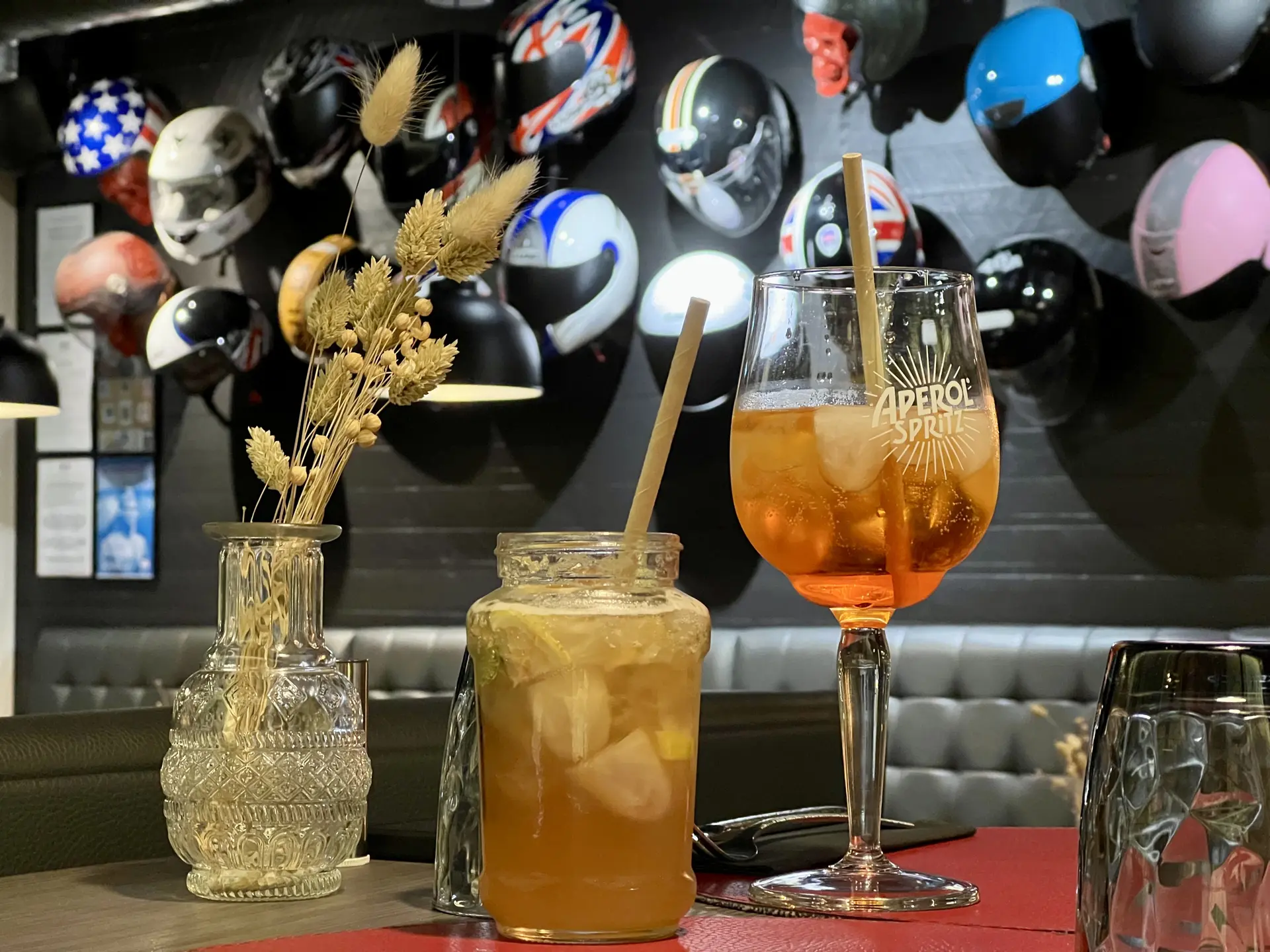 Cocktails devant le mur de casques