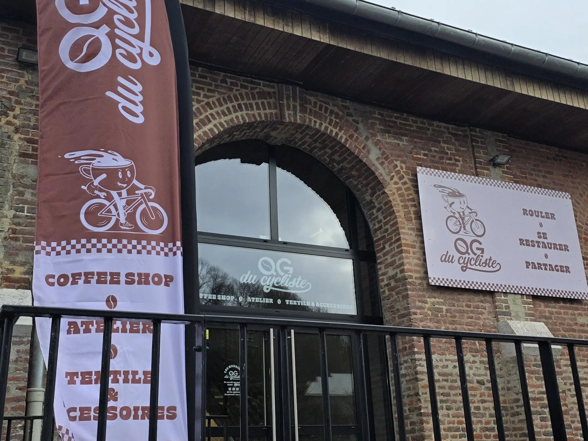 le-qg-du-cycliste-boutique-cafe-montreuil-sur-mer-le-qg-du-cycliste-11- (1)_1