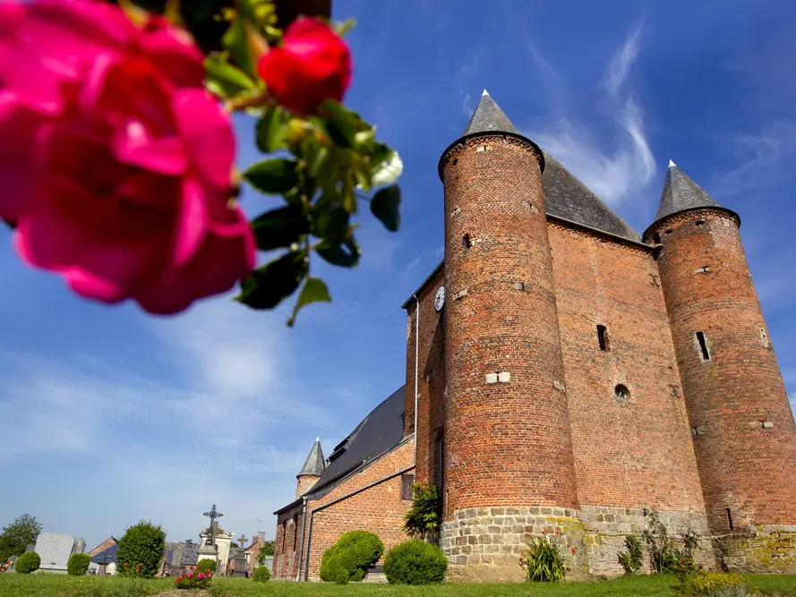 Église fortifiée Saint Nicolas < Englancourt < Thiérache < Hauts-de-France
