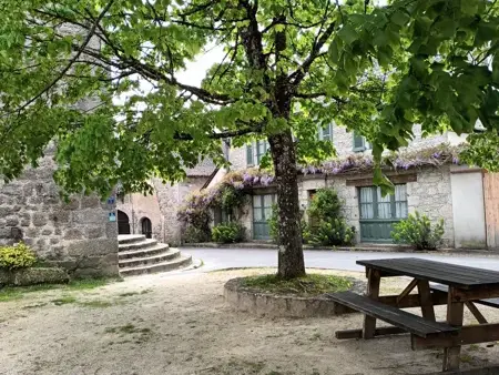 Aire de repos de la place à Espeyrac