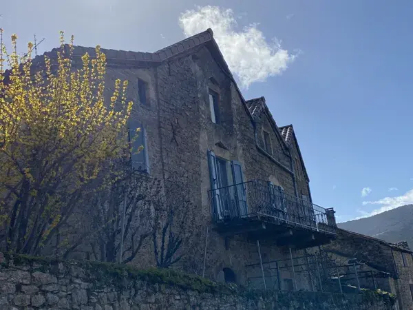 Ancien corps de ferme  entièrement rénové,  avec 4 chambres spacieuses, 2 salles d’eau, un grand séjour avec cuisine, un espace extérieur avec terrasse et balcon.