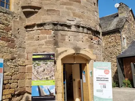 Bureau d'Information Touristique de Saint-Côme-d'Olt dans une des tours du château ou Mairie.