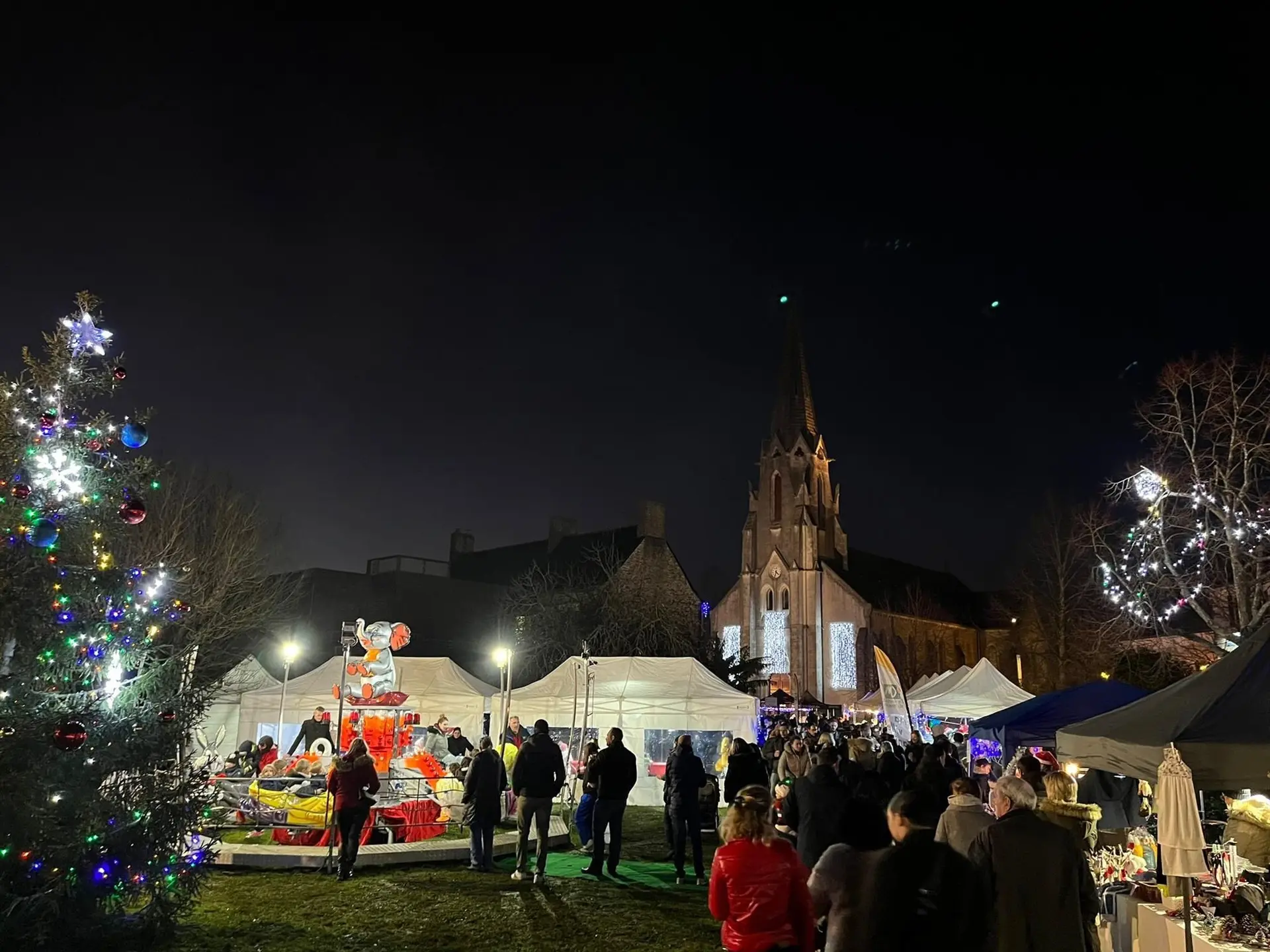 Église et sapin de Noël depuis l'esplanade Bernard-Legrand