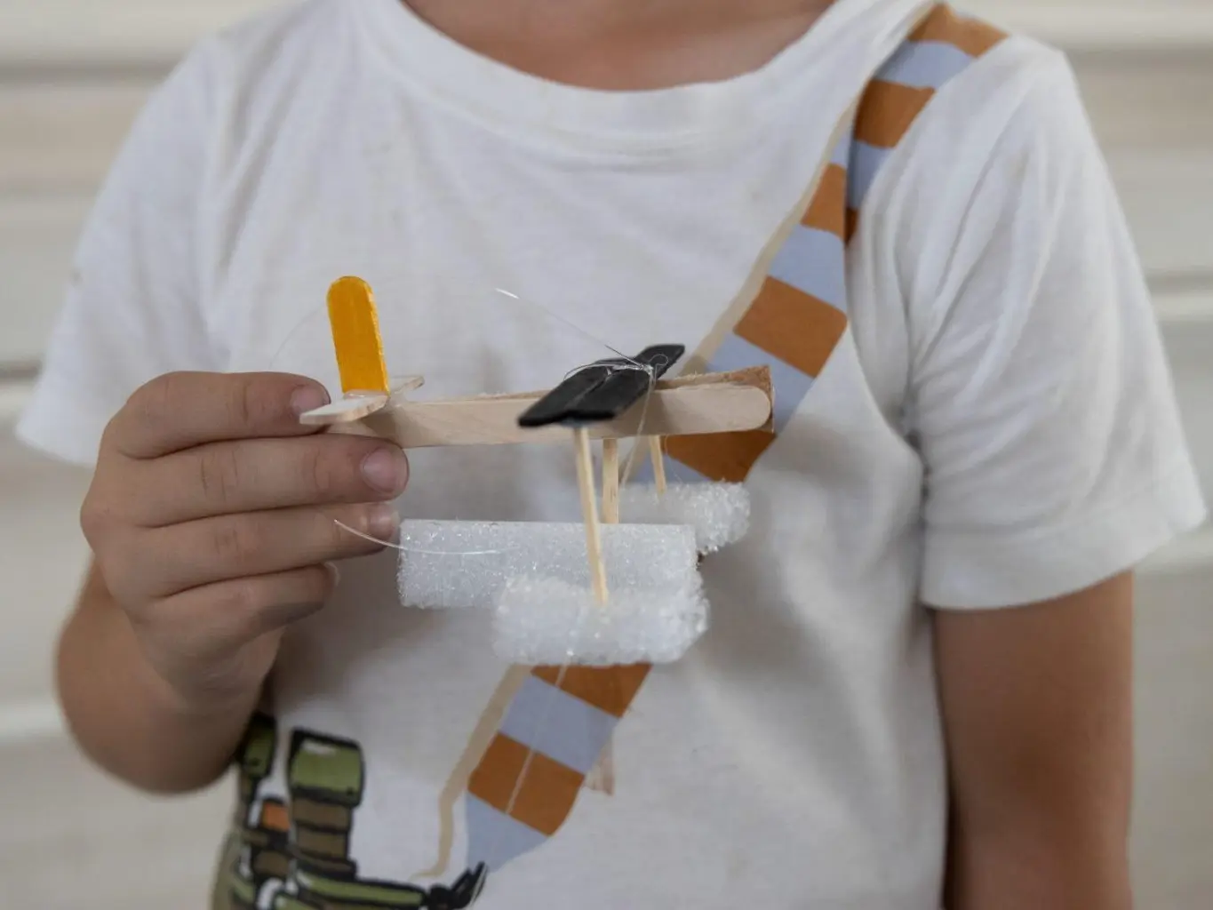 Un enfant et son hydravion en modèle réduit