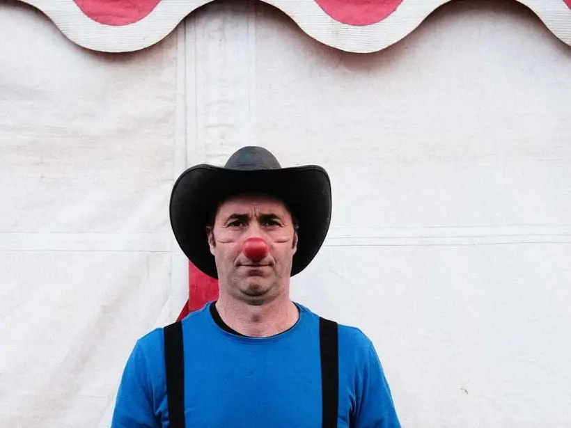 Homme_avec_un_chapeau_et nez_de_clown