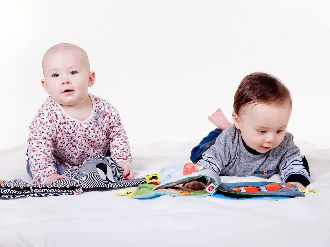 deux_bébés_lisent