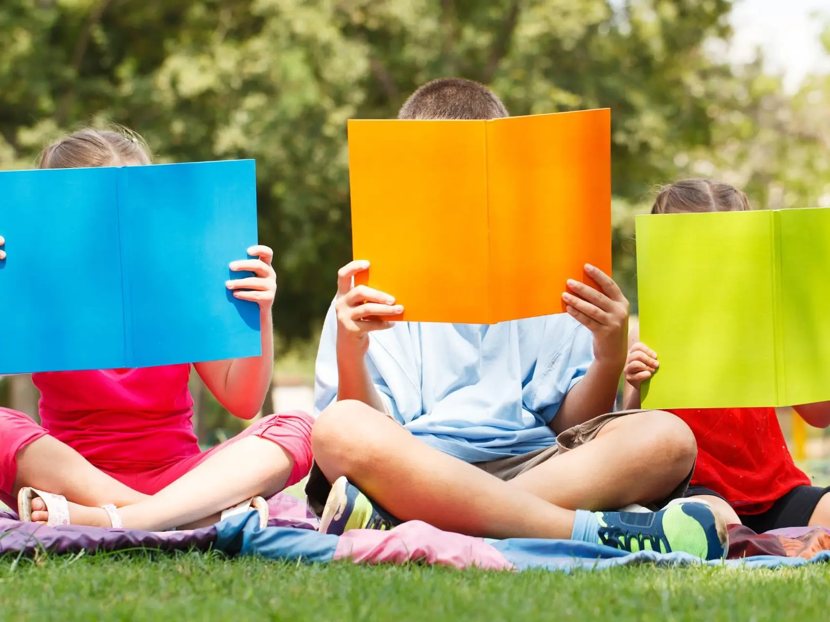 enfants derrière des livres