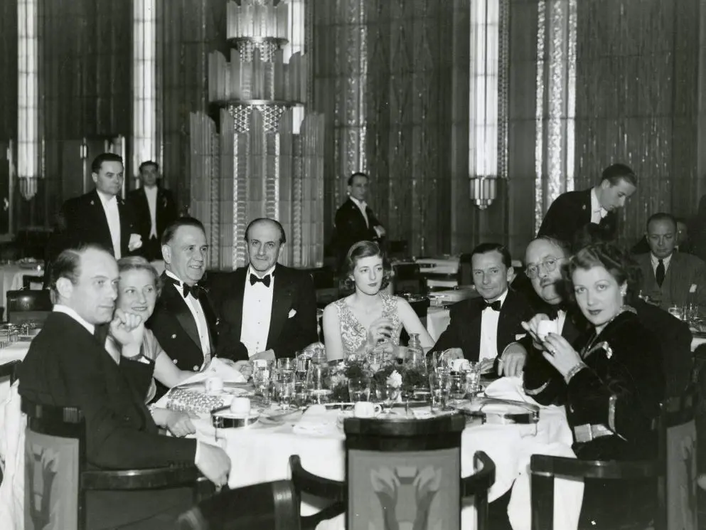 Repas dans la salle à manger 1re classe du Normandie (1935)