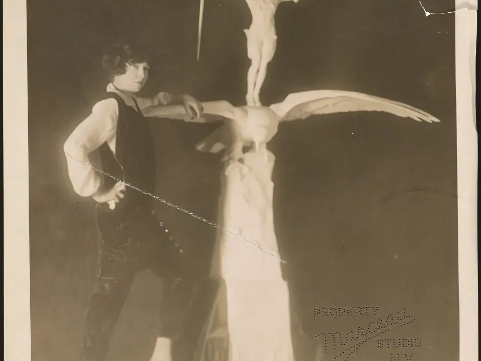 Gertrude Whitney Vanderbilt devant la maquette du monument