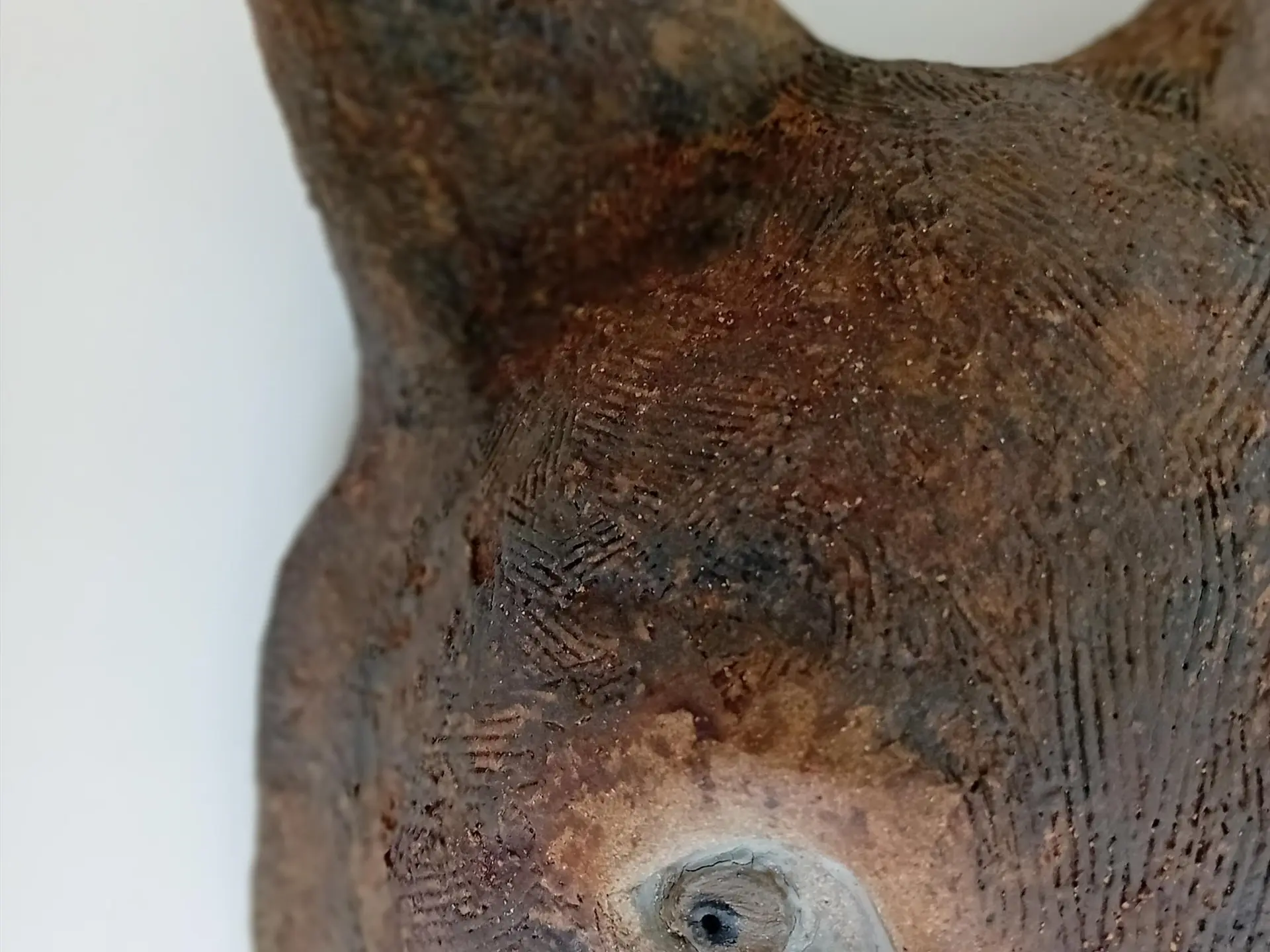 Un masque de loup en argile à l'atelier Cha