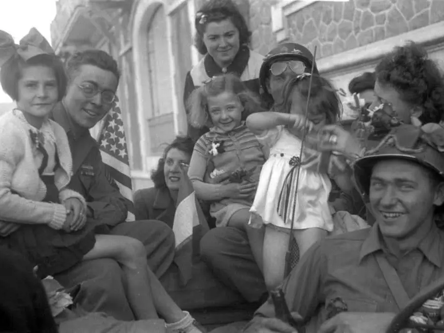 Soldats américains posant avec des femmes et des enfants