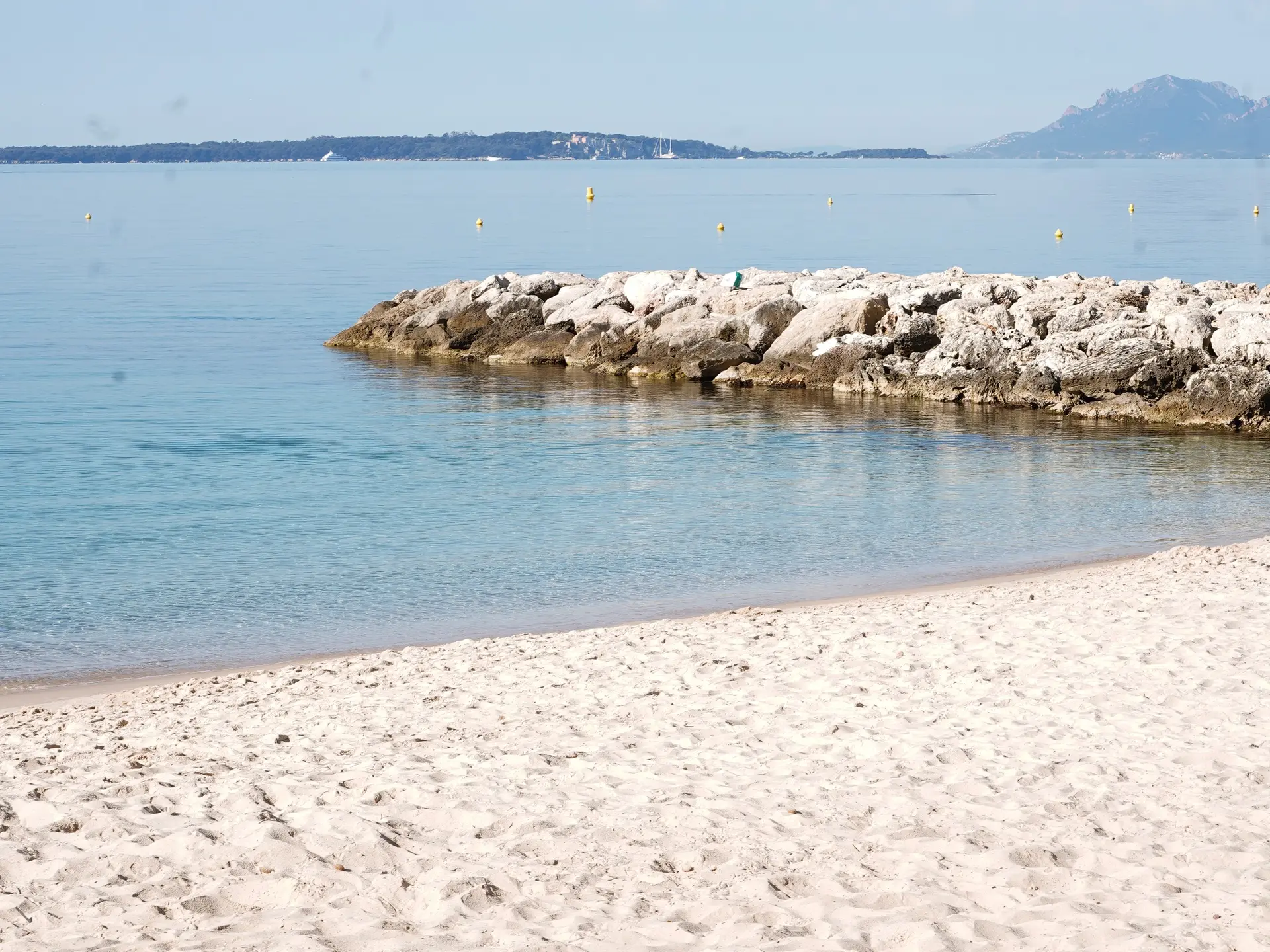 Plage Antibes-les-Pins ©MI_Office_de_Tourisme_Antibes_Juan-les-Pins