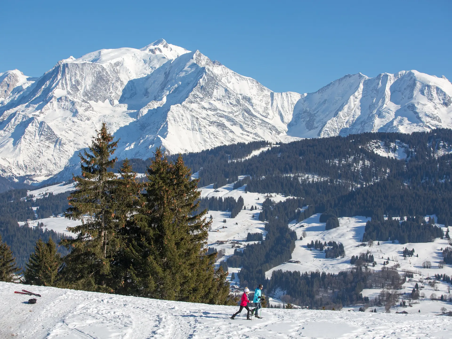raquettes face au mont blanc