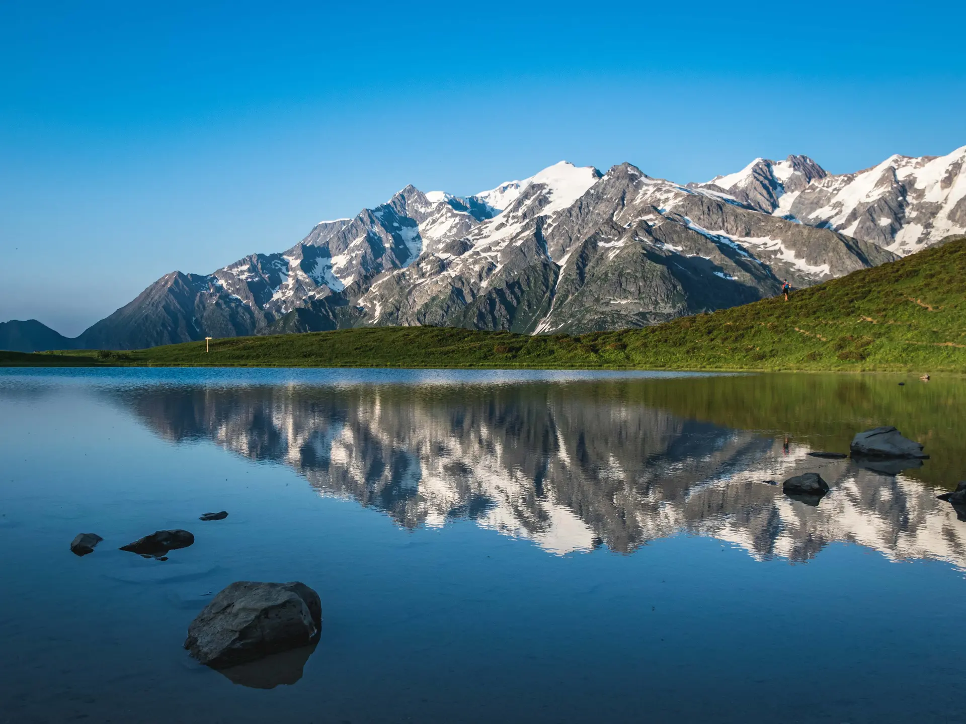 Le lac de Roselette et la chaîne du Mont-Blanc