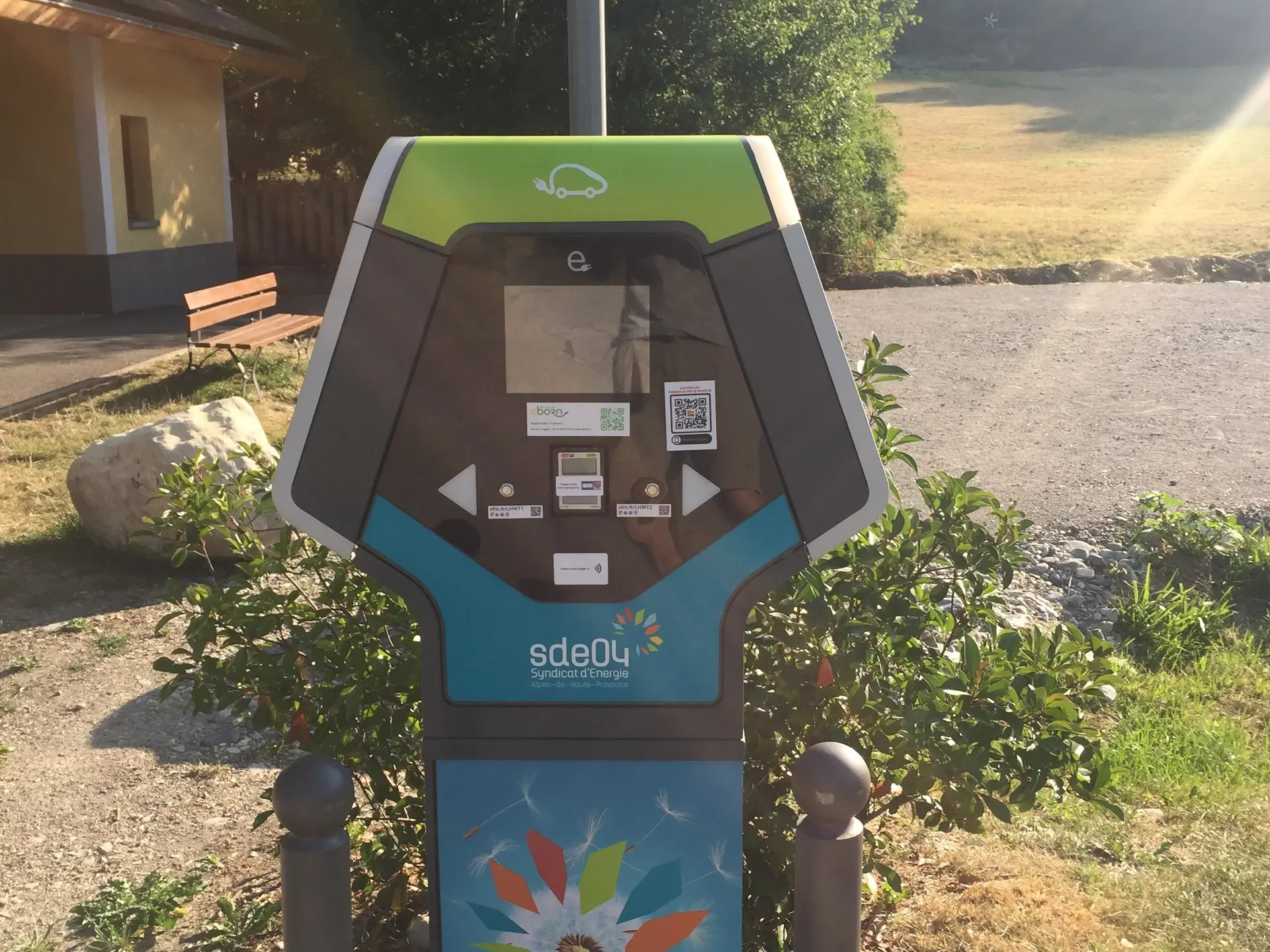 Borne de recharge pour véhicule électriqu
