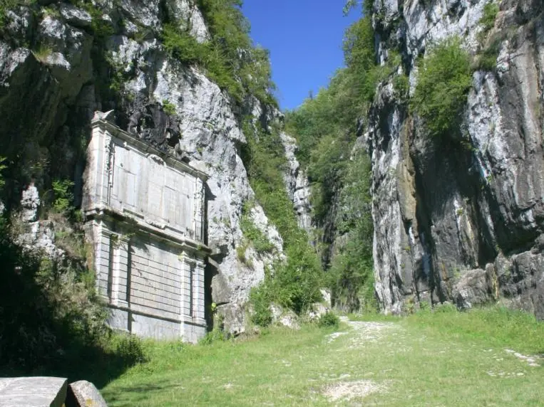 Le monument depuis la Voie Sarde