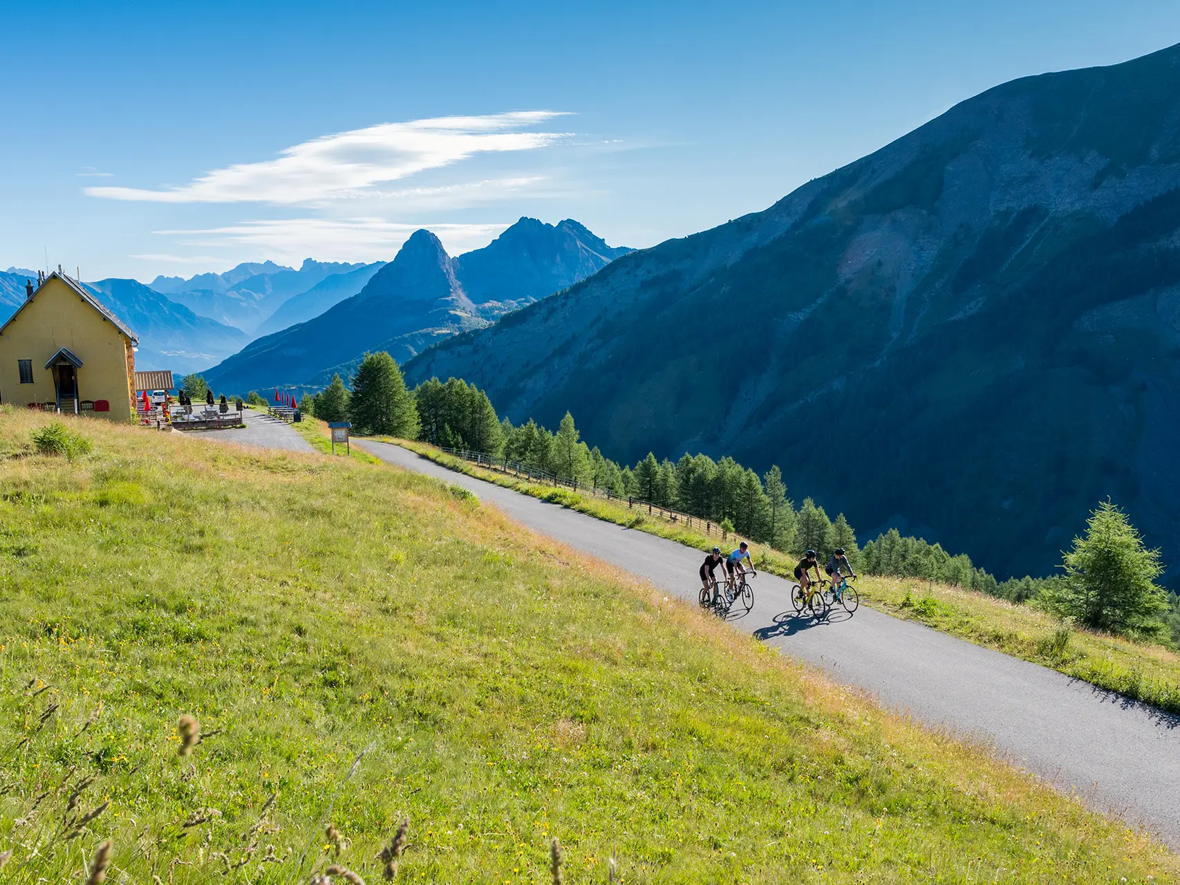 Cyclistes sur le col d'Allos