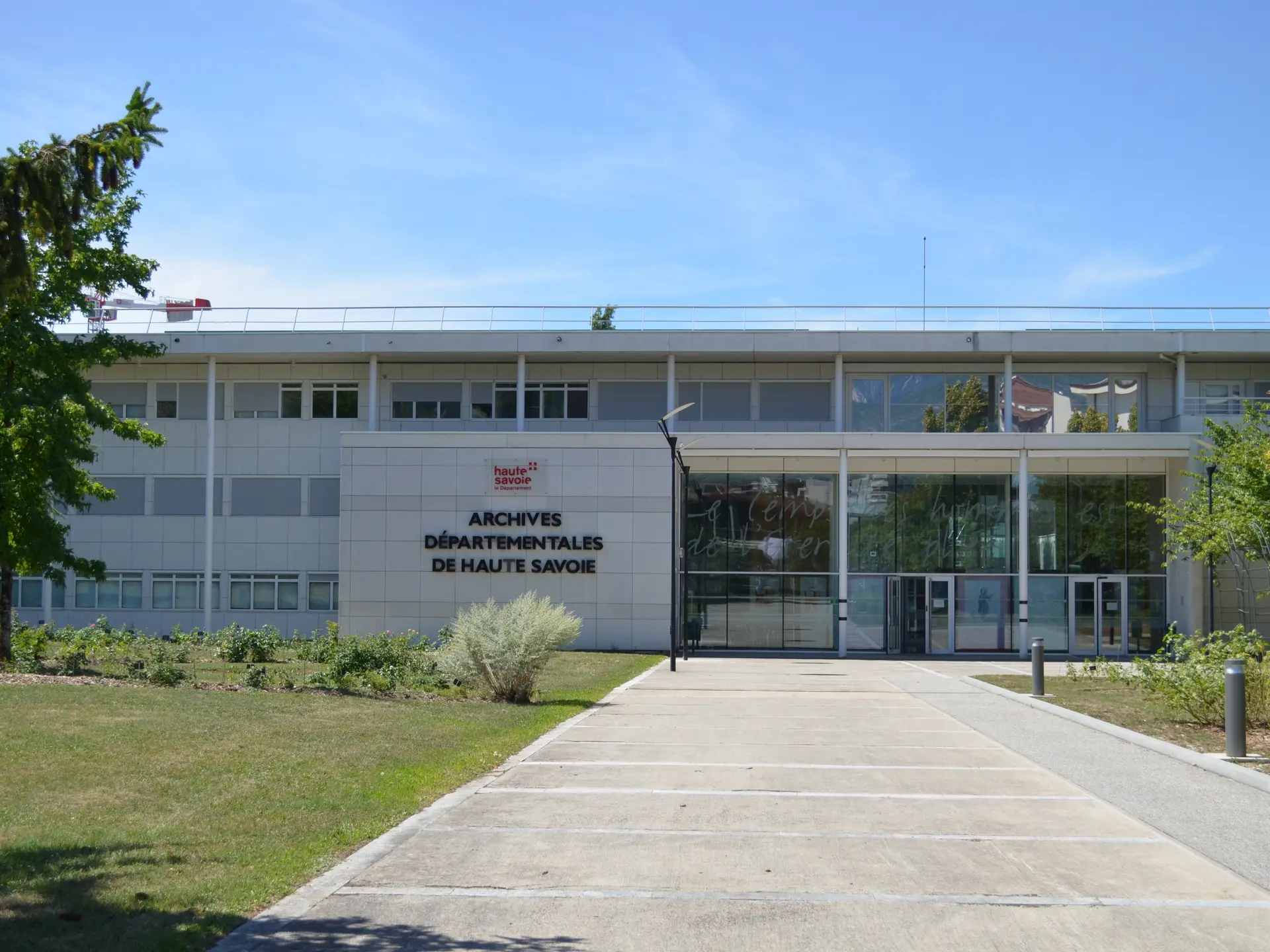 Entrée du bâtiment des Archives départementales de la Haute-Savoie à Annecy