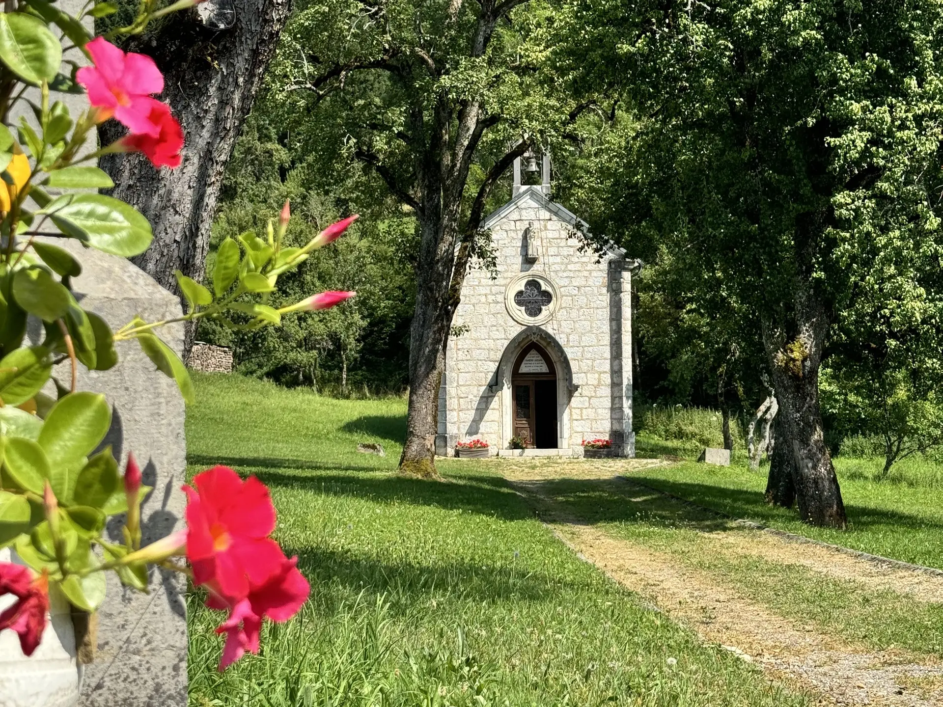 chapelle en fleurs