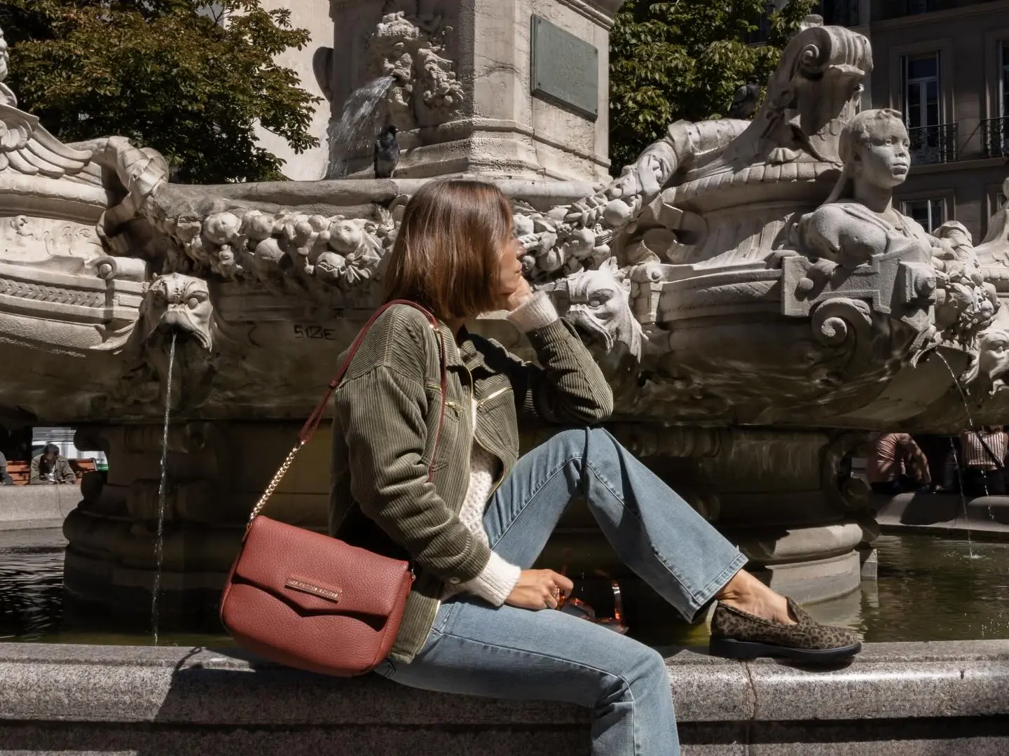 modèle avec vêtements et accessoires