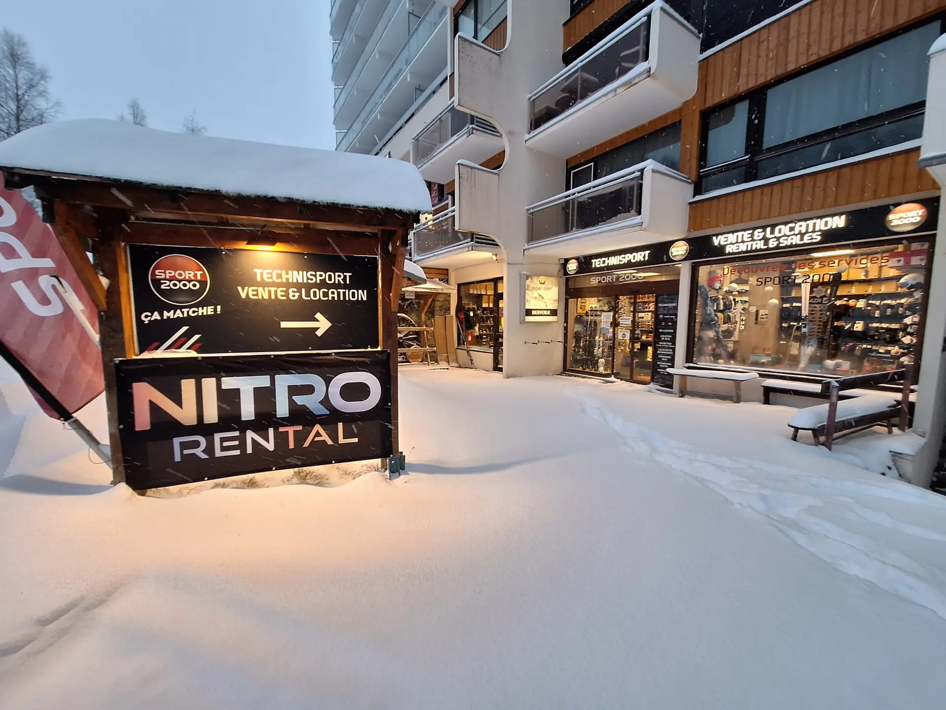 Devanture du magasin Sport 2000 aux 7 Laux - Prapoutel