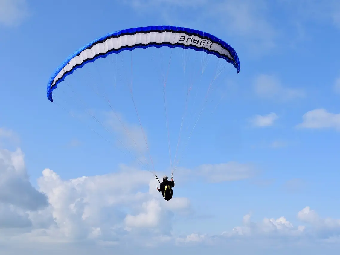 Parapente dans les airs