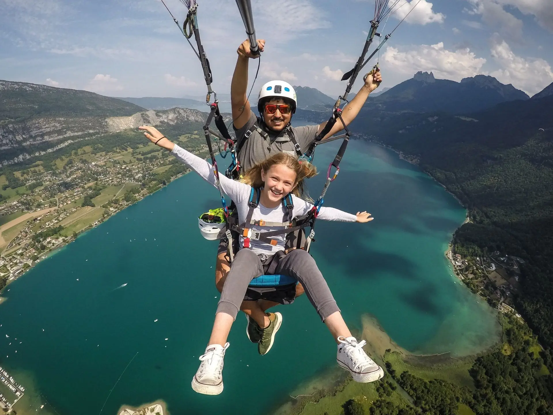 vol parapente enfant au-dessus du lac d'Annecy