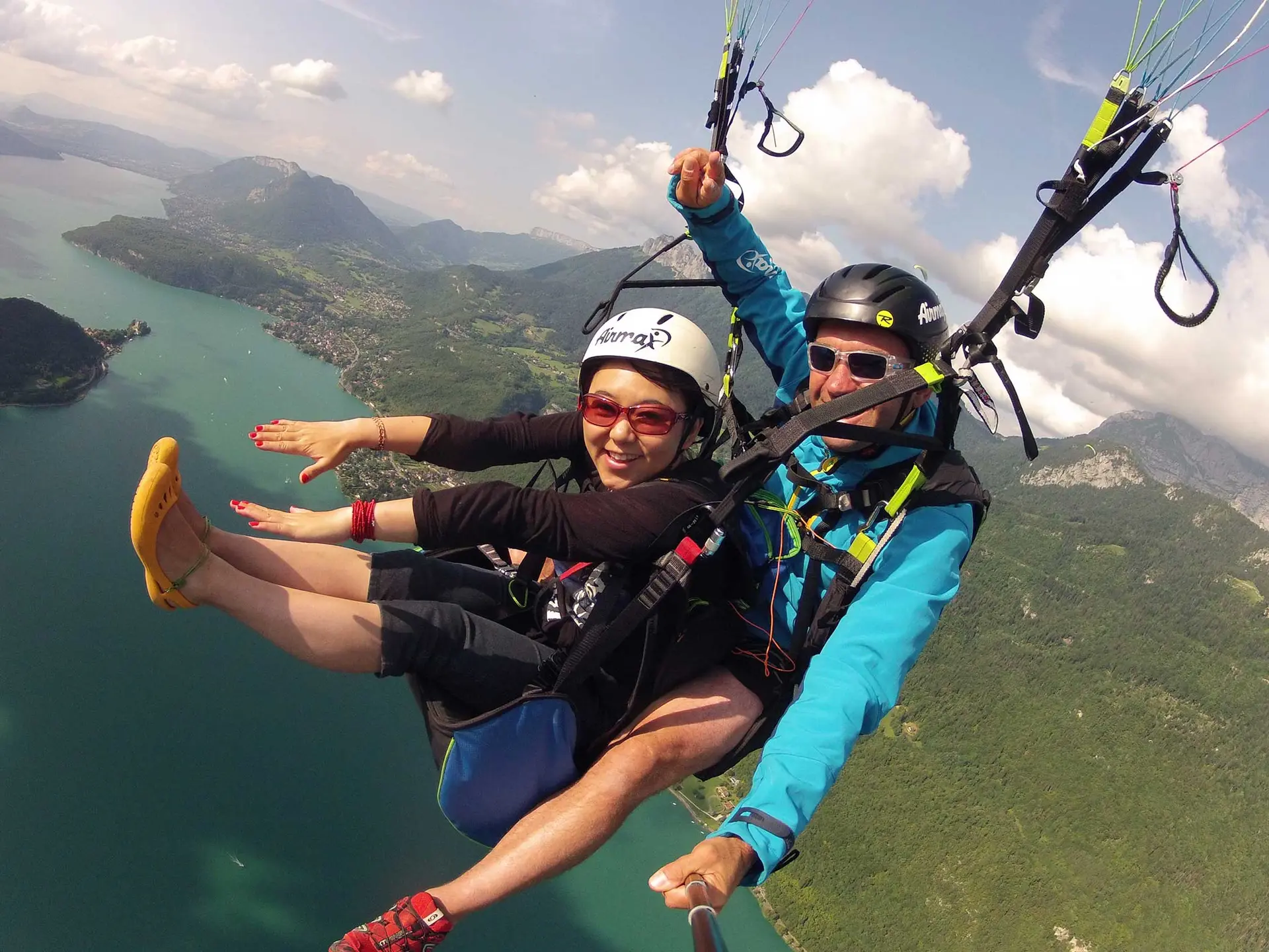 parapente biplace au dessus du lac Annecy