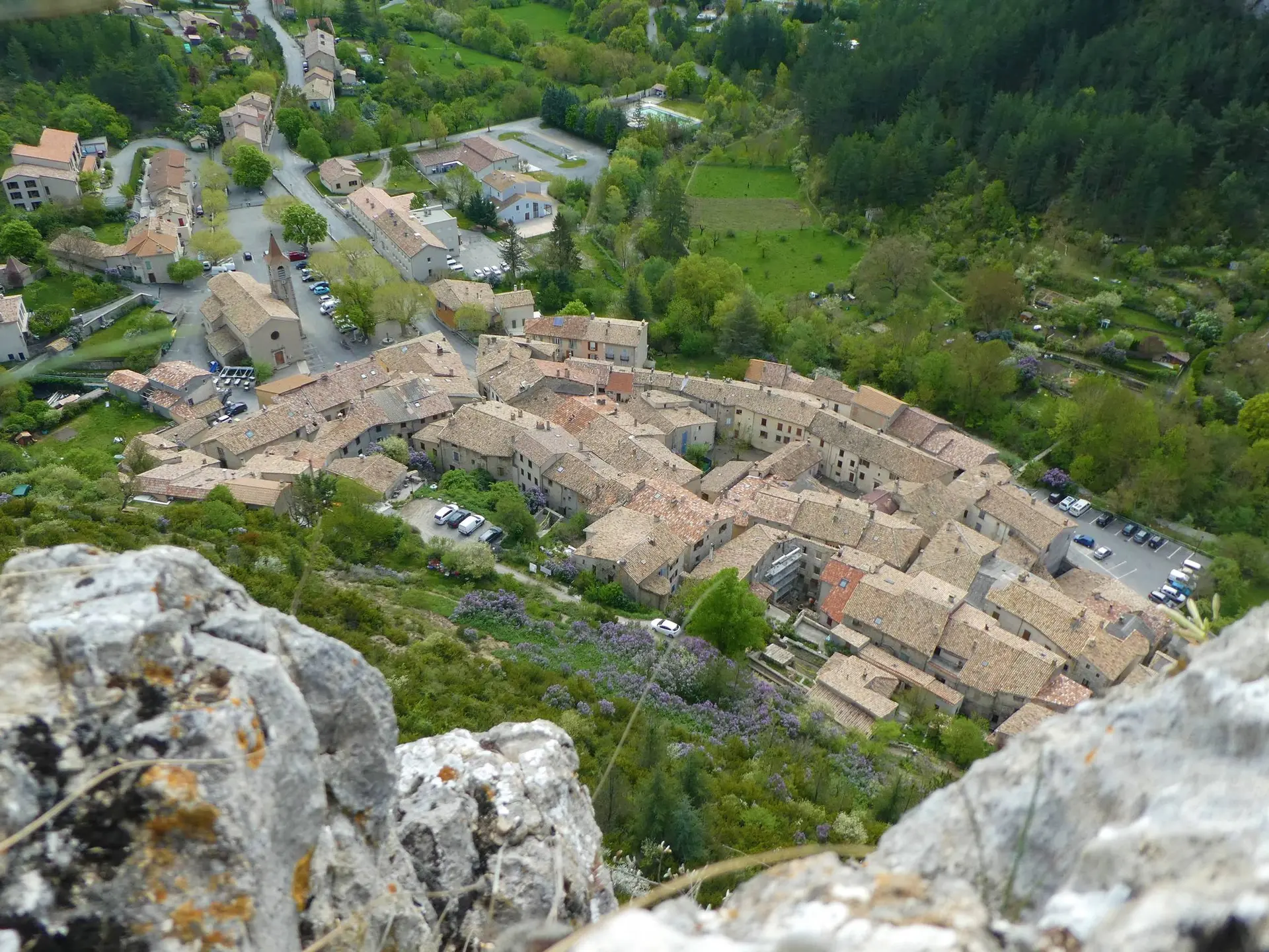 Vue plongeante sur le village d'Orpierre